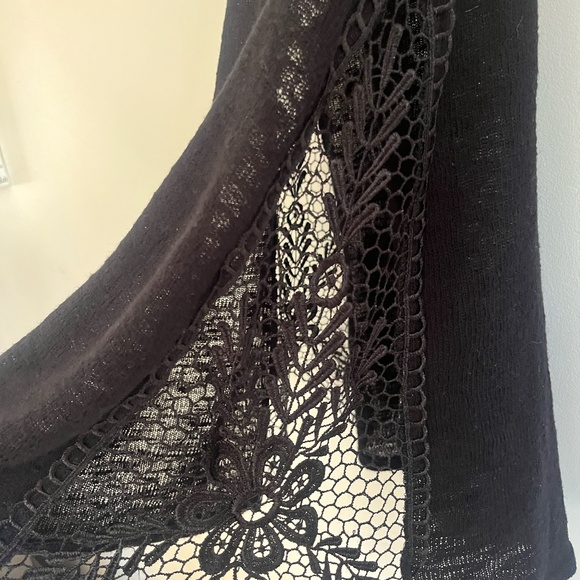 Lacy Black Top - Picture 4 of 4